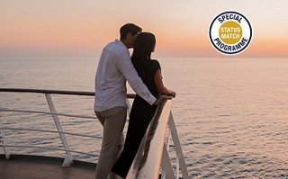 Paar auf Kreuzfahrt genießt einen atemberaubenden Sonnenuntergang | MSC Cruises