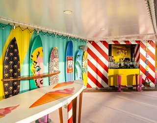 Ambiente colorido en el Surfer's Bar del MSC World Europa, que inspira momentos de relajación | MSC Cruceros