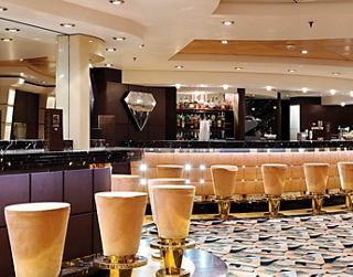 Un bar luxueux avec des sièges confortables et une décoration élégante, idéal pour se détendre | MSC Croisières