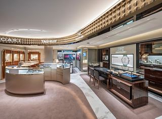 Modernes Lobby-Interieur eines Kreuzfahrtschiffs, das Komfort und Eleganz verbindet | MSC Cruises