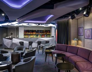 Bar moderno con una atmósfera acogedora, perfecto para socializar y relajarse | MSC Cruceros