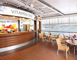 Eine moderne und einladende Bar mit bequemen Sitzgelegenheiten und einer Vielzahl von Getränken | MSC Cruises