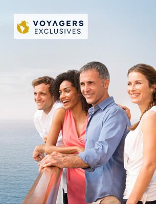 Eine fröhliche Gruppe von Freunden genießt die Aussicht auf den Ozean auf einer Kreuzfahrt und feiert ihr gemeinsames Abenteuer | MSC Cruises