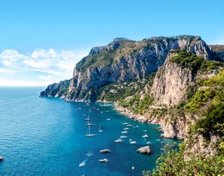 Un paysage côtier époustouflant avec des falaises et une mer bleue sereine sous un ciel dégagé | MSC Cruises