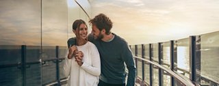 Un couple profitant d'une chaleureuse étreinte avec un paysage pittoresque, capturant un moment de connexion et de joie | MSC Croisières