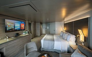 Gemütliches Schlafzimmer mit Doppelbett und Fernseher, perfekt zum Entspannen | MSC Cruises