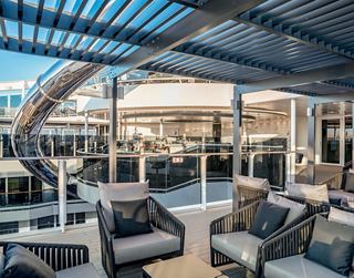 Un área de salón elegante con asientos cómodos y un ambiente brillante y aireado | MSC Cruceros